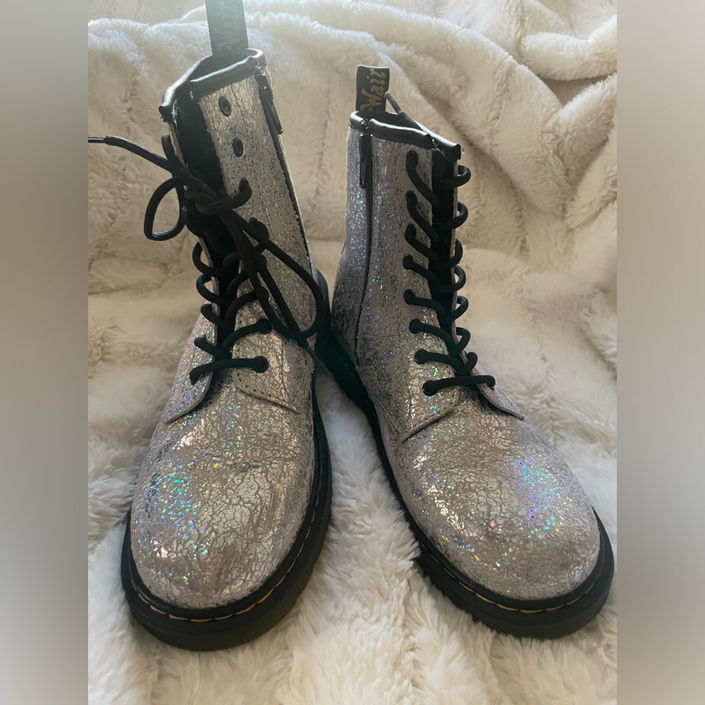 Doc Martens Girls’ women’s 5M 1460 crackle iridescent silver boots EUC